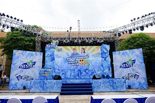 
	
	Sân khấu cũng được bao trùm bởi màu xanh tươi mát của nhãn hàng NESTEA và sẵn sàng cho lễ hội